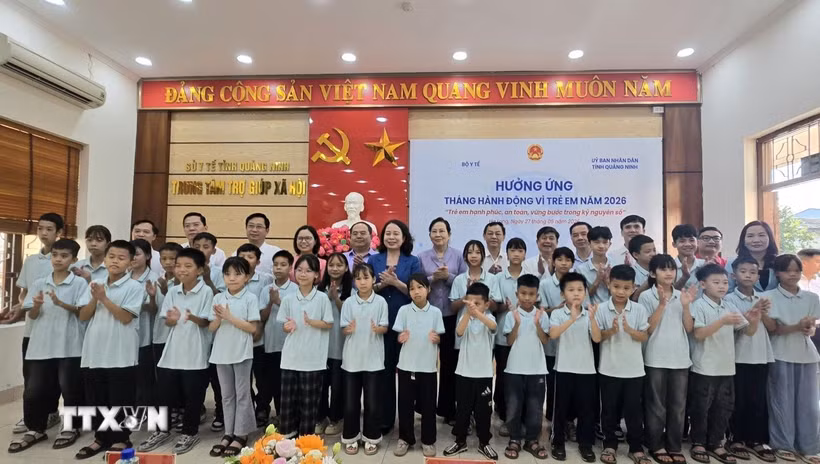 Phó Chủ tịch nước Võ Thị Ánh Xuân cùng các em tại Trung tâm Trợ giúp xã hội tỉnh Quảng Ninh. (Ảnh: Thanh Vân/TTXVN)