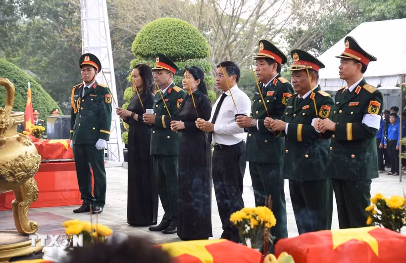 Phó thủ tướng Chính phủ Nguyễn Văn Thắng cùng các đại biểu dâng hương tưởng niệm các anh hùng liệt sỹ. (Ảnh: Đậu Tất Thành/TTXVN)