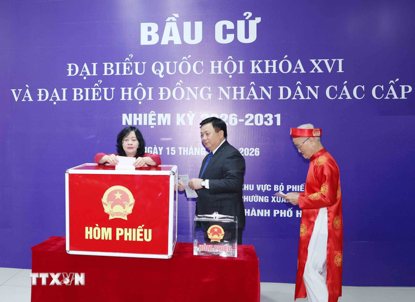 Chủ tịch Uỷ ban Trung ương Mặt trận Tổ quốc Việt Nam Bùi Thị Minh Hoài cùng các cử tri bỏ phiếu bầu cử. (Ảnh: Phương Hoa/TTXVN)