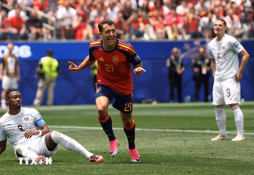 Mikel Oyarzabal lập cú đúp mang chiến thắng về cho Tây Ban Nha. (Ảnh: AFP/TTXVN)
