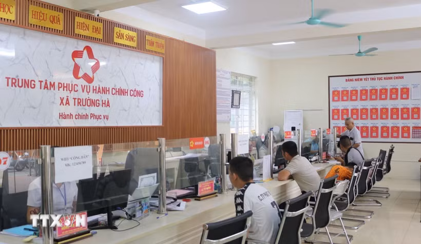 Người dân đến làm thủ tục hành chính tại xã biên giới Trường Hà. (Ảnh: Chu Hiệu/TTXVN.)