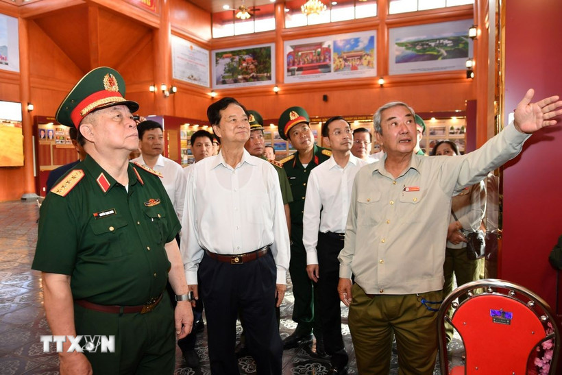 Đại tướng Nguyễn Trọng Nghĩa, Ủy viên Bộ Chính trị, Bí thư Trung ương Đảng, Ủy viên Thường vụ Quân ủy Trung ương, Chủ nhiệm Tổng cục Chính trị Quân đội Nhân dân Việt Nam dâng hương và tham quan Đền tưởng niệm anh hùng liệt sỹ và người có công tỉnh An Giang. (Ảnh: Văn Sĩ/TTXVN)