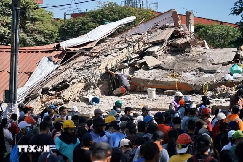 Lực lượng cứu hộ tìm kiếm nạn nhân sau trận động đất tại Cali, Colombia. (Ảnh: THX/TTXVN phát)