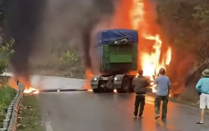Sơn La: Xe đầu kéo bốc cháy dữ dội sau tai nạn trên Quốc lộ 6