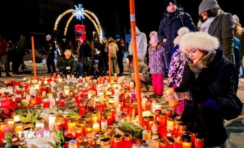 Người dân thắp nến tưởng nhớ những nạn nhân trong vụ cháy quán bar Le Constellation. (Ảnh: TTXVN phát)