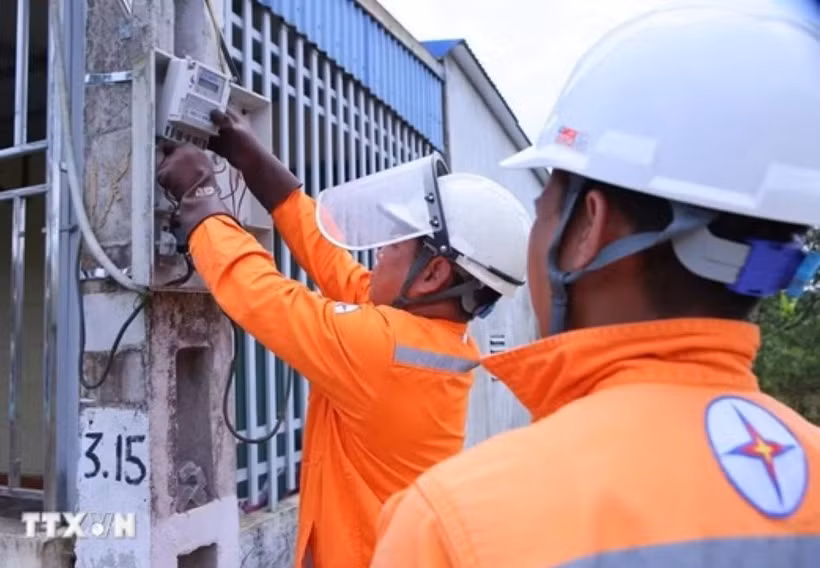 Nhu cầu tiêu thụ điện lập nhiều kỷ lục mới. (Ảnh: Công Luật/TTXVN)