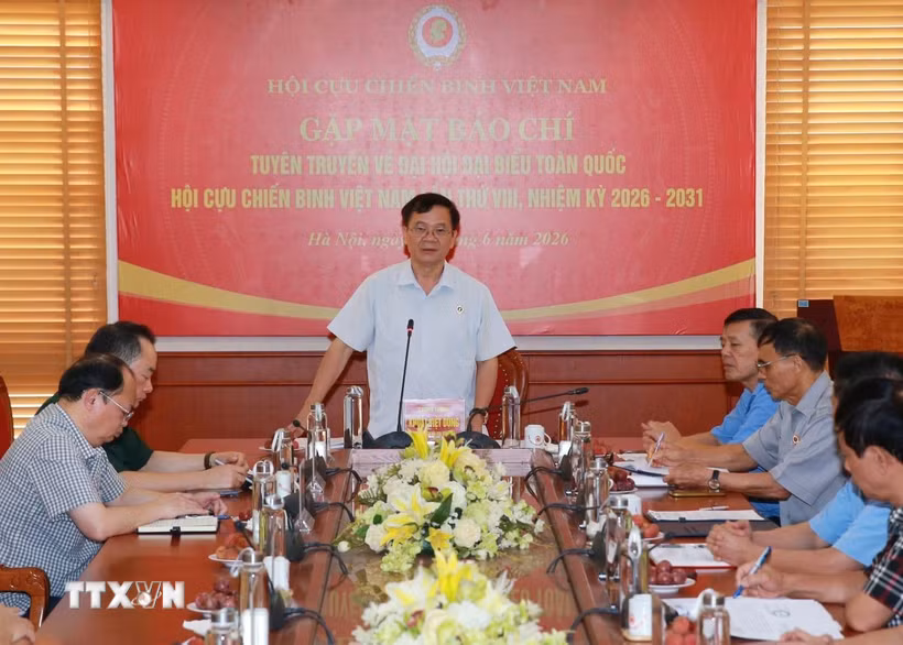 Trung tướng Khuất Việt Dũng, Phó Chủ tịch Hội Cựu chiến binh Việt Nam điều hành họp báo. (Ảnh: Trọng Đức/TTXVN)