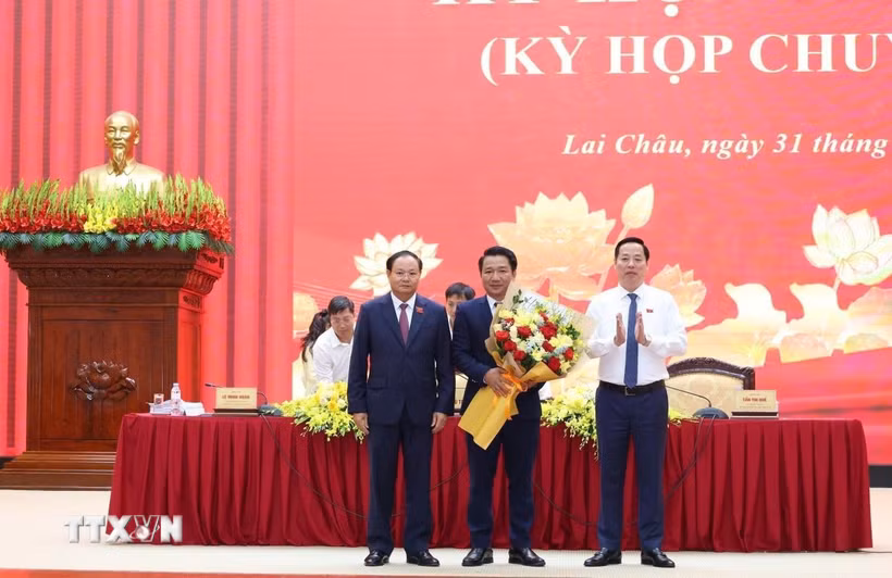 Ủy viên Trung ương Đảng, Bí thư Tỉnh ủy, Chủ tịch Hội đồng Nhân dân tỉnh Lai Châu Lê Minh Ngân và Chủ tịch Ủy ban Nhân dân tỉnh Lai Châu Hà Quang Trung tặng hoa chúc mừng ông Lý Công Hậu. (Ảnh: Việt Dũng/TTXVN)