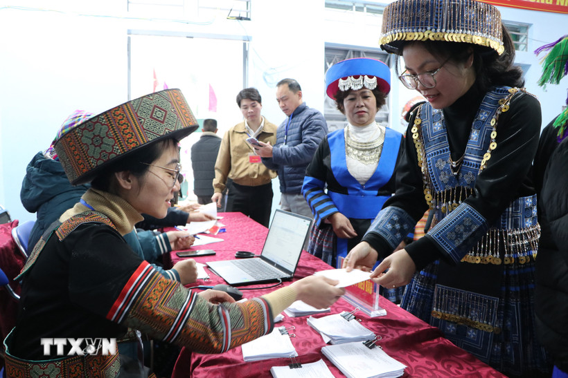 Đông đảo cử tri đi bỏ phiếu tại tổ bầu cử số 4 bản Hợp 2, xã Dào San. (Ảnh: Nguyễn Oanh/TTXVN)