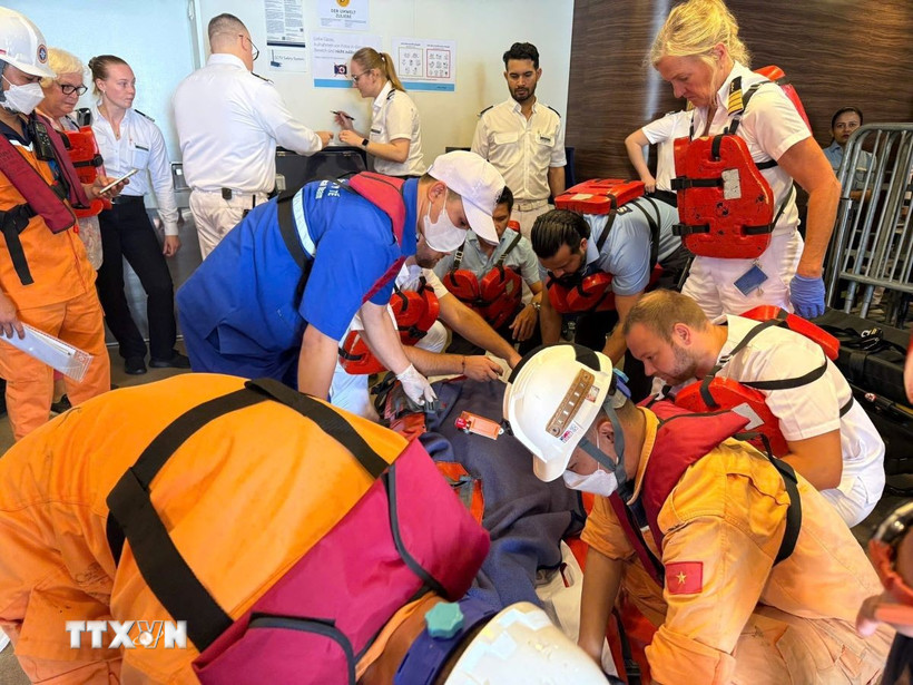 Lực lượng cứu hộ, cứu nạn trên biển tại Đà Nẵng hỗ trợ cấp cứu, đưa nạn nhân là người nước ngoài gặp nạn trên biển về bờ an toàn. (Ảnh: TTXVN phát)