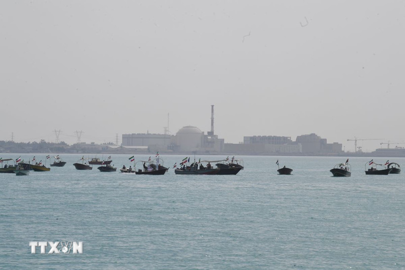 Tàu của Lực lượng Vệ binh Cách mạng Hồi giáo Iran (IRGC) tại một lễ kỷ niệm ở Vịnh Persian. (Ảnh: THX/TTXVN)