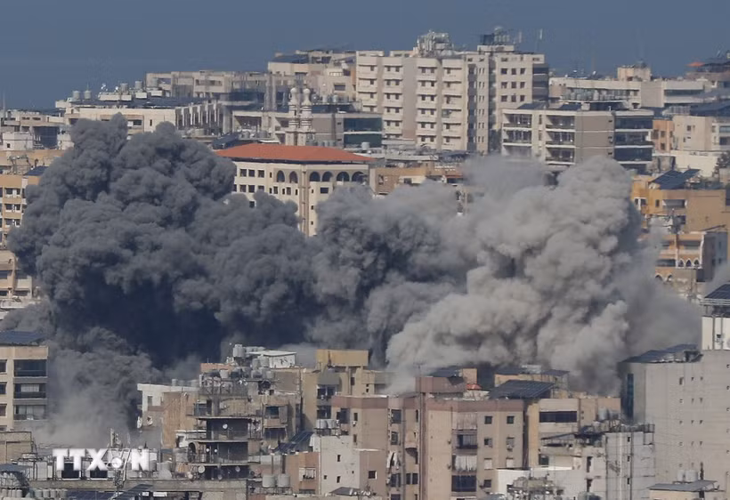 Khói bốc lên từ những toà nhà sau vụ tấn công của Israel vào khu vực Haret Hreik, phía Nam thủ đô Beirut, Liban. (Ảnh: THX/TTXVN)