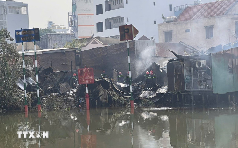 Hiện trường vụ cháy hỏa hoạn xảy ra tại khu dân cư phía sau chợ Bình Trưng, đường Nguyễn Duy Trinh, phường Bình Trưng (Thành phố Hồ Chí Minh) xảy ra sáng 11/1/2026. (Ảnh: TTXVN phát)