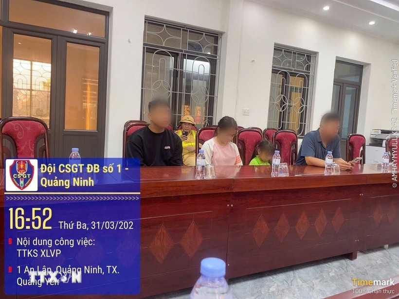 Công an phường Đông Mai phối hợp với Đội CSGT ĐB số 1 (Phòng PC08 Công an tỉnh Quảng Ninh) làm việc với các bên liên quan để xác minh vụ việc. (Ảnh: TTXVN phát)