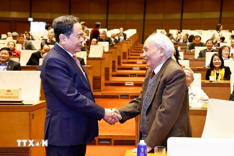 Chủ tịch Quốc hội Trần Thanh Mẫn với đại biểu. (Ảnh: Doãn Tấn/TTXVN)