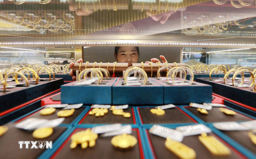 Trang sức vàng được bày bán tại cửa hàng ở tỉnh Giang Tô, Trung Quốc. (Ảnh: THX/TTXVN)