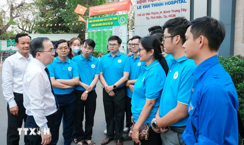 Lãnh đạo Bệnh viện Thống Nhất động viên, dặn dò đội ngũ y bác sỹ trước khi lên đường đến với Trường Sa. (Ảnh: Đinh Hằng/TTXVN)