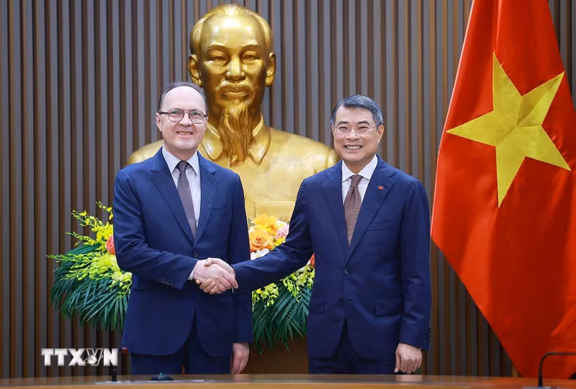 Thủ tướng Lê Minh Hưng tiếp Đại sứ Liên bang Nga tại Việt Nam Gennady Bezdetko. (Ảnh: Dương Giang/TTXVN)