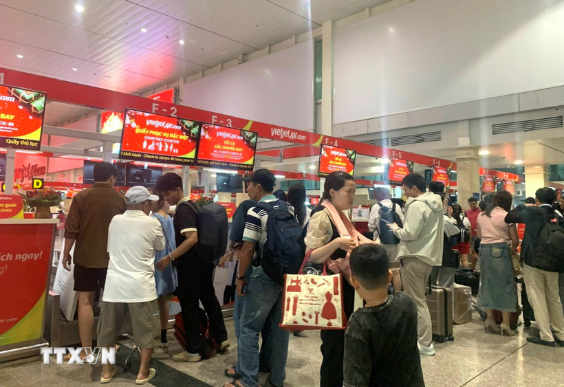 Hành khách check-in tại Cảng hàng không quốc tế Tân Sơn Nhất. (Ảnh: Hồng Đạt/TTXVN)