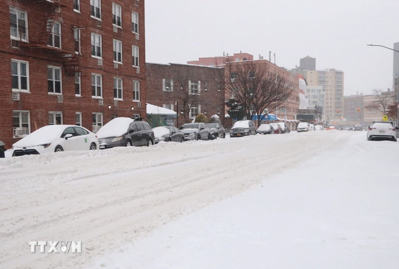 Tuyết rơi dày ảnh hưởng nghiêm trọng tới giao thông tại New York. (Ảnh: Thanh Tuấn/TTXVN)