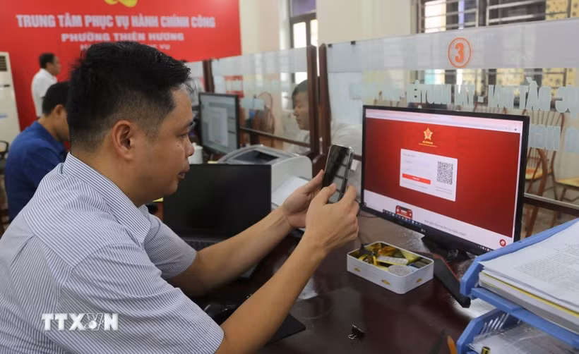 Đăng nhập cổng dịch vụ công quốc gia để giải quyết thủ tục hành chính. (Ảnh: Minh Thu/TTXVN)