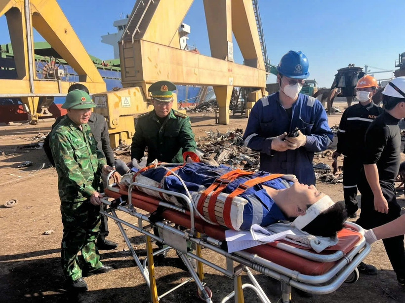 Kịp thời đưa thuyền viên nước ngoài bị tai nạn lao động đi cấp cứu. (Nguồn: Báo Thanh Hóa)