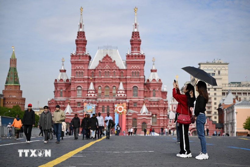 Khách du lịch tham quan Quảng trường Đỏ tại thủ đô Moskva, Nga. (Ảnh: AFP/TTXVN)