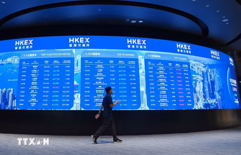 Bảng chỉ số chứng khoán tại sàn giao dịch ở Hong Kong, Trung Quốc. (Ảnh minh họa: THX/TTXVN)