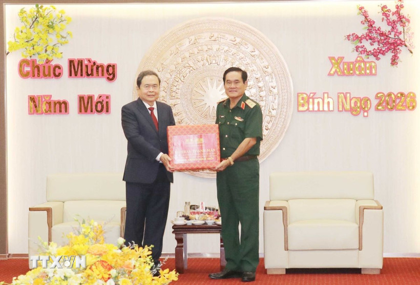 Chủ tịch Quốc hội Trần Thanh Mẫn tặng quà, chúc Tết cán bộ, chiến sỹ lượng vũ trang Quân khu 9. (Ảnh: Ngọc Thiện/TTXVN)