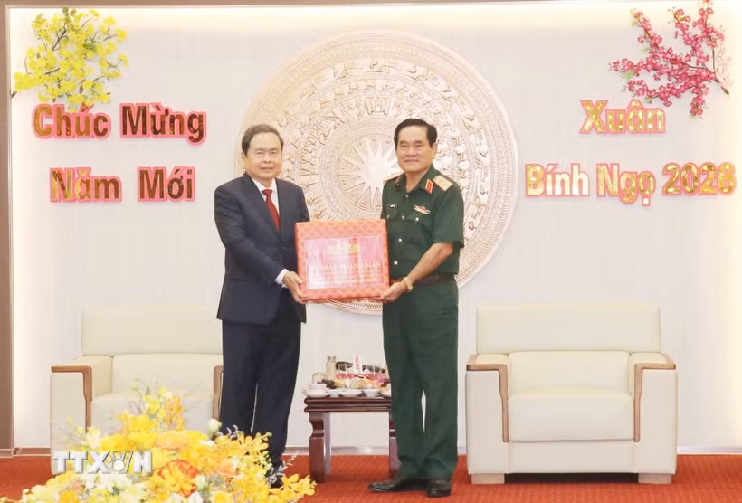 Chủ tịch Quốc hội Trần Thanh Mẫn tặng quà, chúc Tết cán bộ, chiến sỹ lượng vũ trang Quân khu 9. (Ảnh: Ngọc Thiện/TTXVN)
