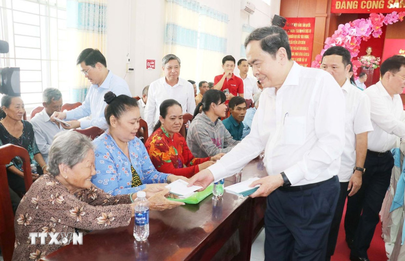 Chủ tịch Quốc hội Trần Thanh Mẫn tặng quà Tết cho các gia đình chính sách, hộ nghèo ở xã Thạnh Xuân, thành phố Cần Thơ. (Ảnh: Ngọc Thiện/TTXVN)