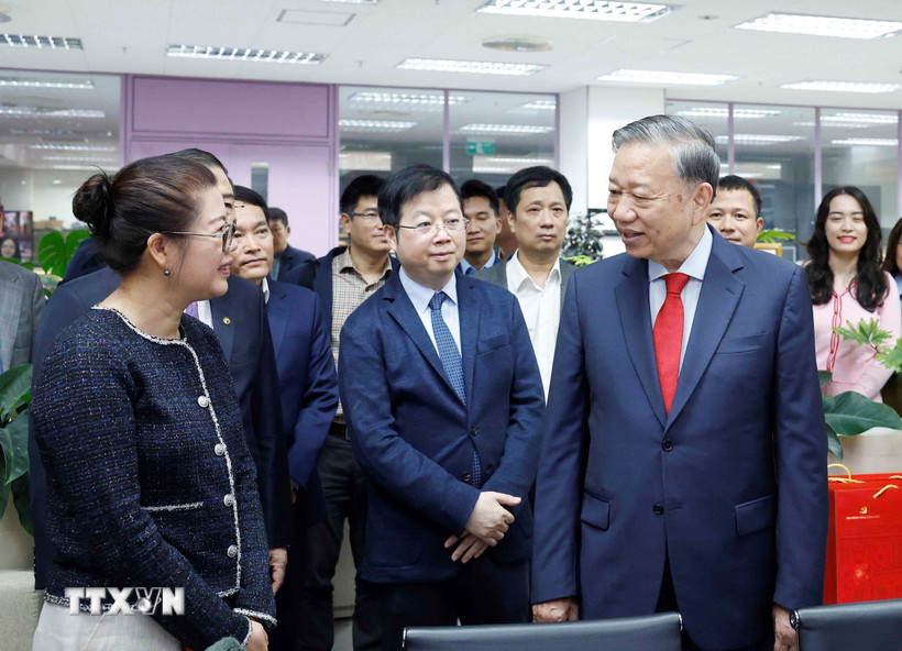 Tổng Bí thư Tô Lâm tới thăm, chúc tết cán bộ, phóng viên, biên tập viên, kỹ thuật viên và người lao động Đài Truyền hình Việt Nam. (Ảnh: Thống Nhất/TTXVN)