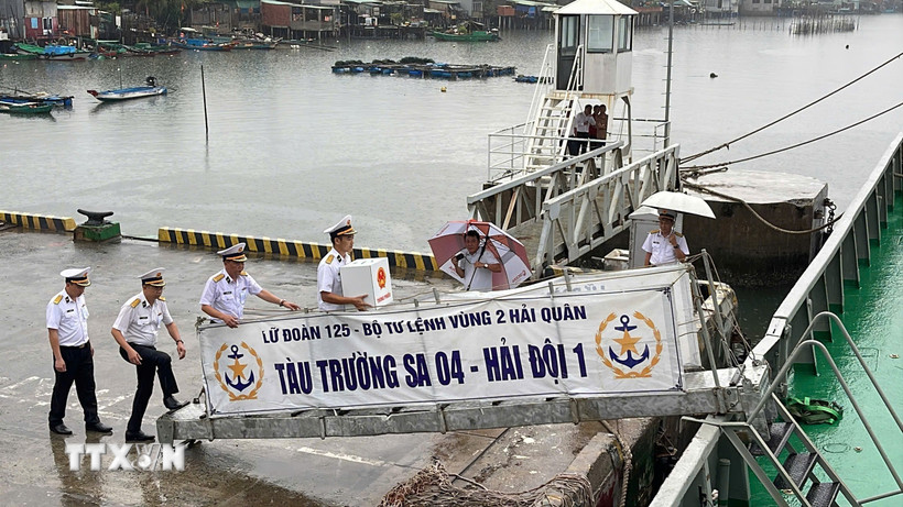 Hai tàu Trường Sa 04 và Trường Sa 21 mang theo những hòm phiếu đỏ thắm cùng niềm tin và kỳ vọng của đất liền hướng ra khơi xa. (Ảnh: TTXVN phát)