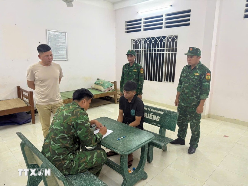 Lực lượng chức năng Đồn Biên phòng cửa khẩu Mỹ Quý Tây lấy lời khai của đối tượng Lê Anh Tuấn. (Ảnh: TTXVN phát)