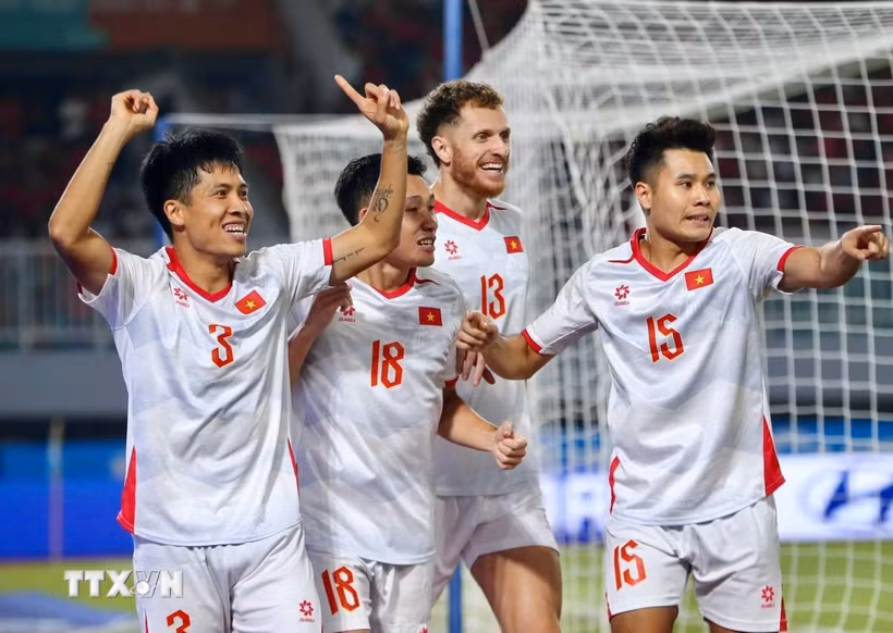Đội tuyển Việt Nam hướng đến chiến thắng để giữ ngôi đầu bảng. (Ảnh: TTXVN phát)