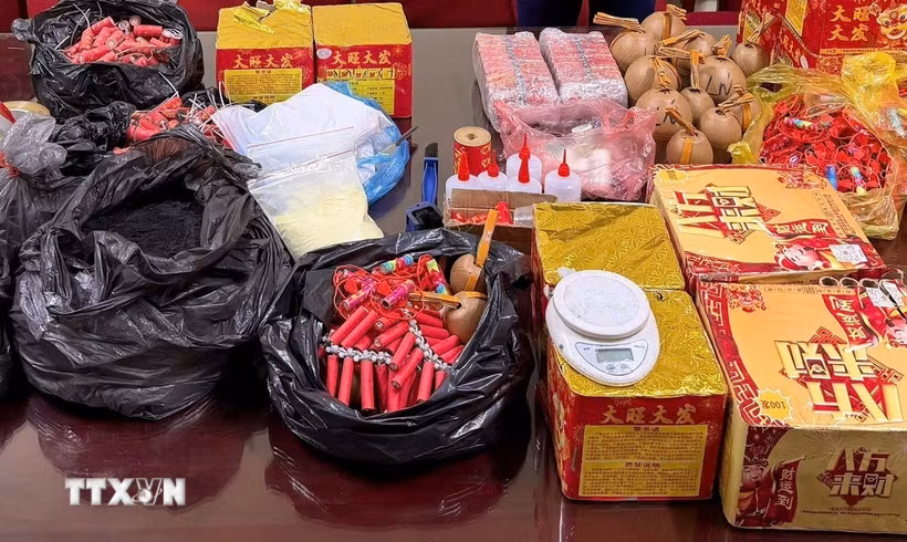 Cấm nhập khẩu pháo các loại (trừ pháo hiệu an toàn hàng hải theo hướng dẫn của Bộ Xây dựng). (Ảnh minh họa: TTXVN phát)