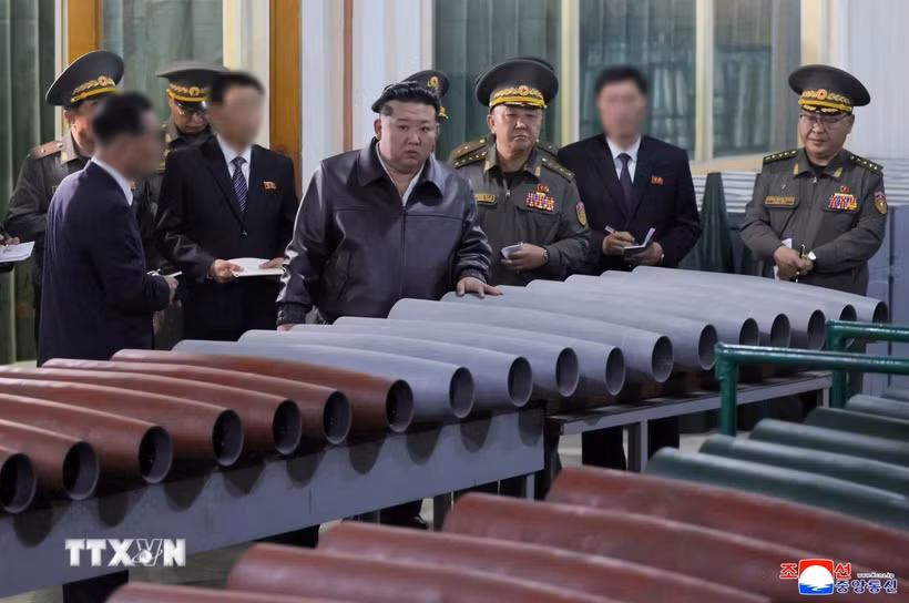 Nhà lãnh đạo Triều Tiên Kim Jong Un thị sát một số cơ sở công nghiệp quốc phòng sản xuất vũ khí. (Ảnh: KCNA/TTXVN)