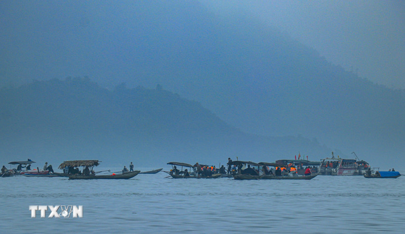 Lực lượng chức năng tìm kiếm các nạn nhân mất tích trong vụ lật tàu trên hồ Thác Bà. (Ảnh: Đinh Thùy/TTXVN)