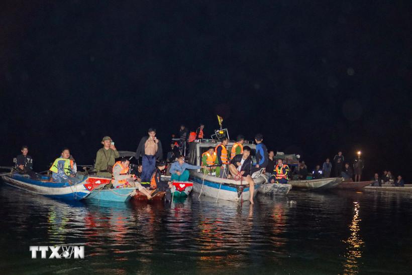 Các lực lượng xuyên đêm tìm kiếm các nạn nhân mất tích trong vụ lật tàu trên hồ Thác Bà. (Ảnh: Tuấn Anh/TTXVN)
