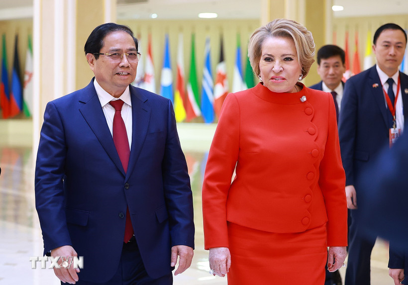 Thủ tướng Phạm Minh Chính hội kiến Chủ tịch Hội đồng Liên bang Nga Valentina Matviyenko. (Ảnh: Dương Giang/TTXVN)