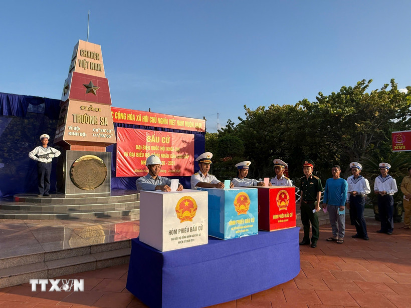 Cử tri ở điểm bỏ phiếu số 14, đặc khu Trường Sa bỏ phiếu đại biểu Quốc hội khóa XVI và đại biểu HĐND các cấp nhiệm kỳ 2026/2031. (Ảnh: TTXN phát)