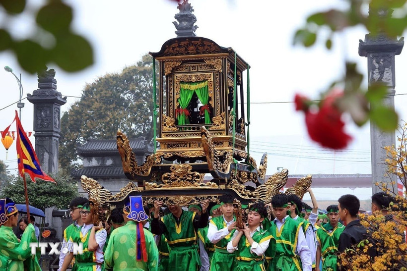 Nghi thức rước kiệu vào đền Hai Bà Trưng. (Ảnh: Tuấn Anh/TTXVN)