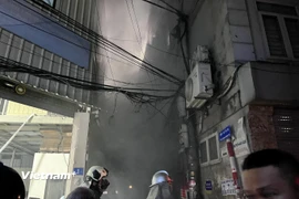 Hiện trường xảy ra vụ cháy 3 giờ 20 phút 28/4 tại ngôi nhà 3 tầng, 1 tum tại phố Định Công Hạ, phường Định Công, quận Hoàng Mai, Hà Nội. (Ảnh: PV/Vietnam+)