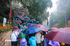 Hàng nghìn người dân đội mưa chiêm bái đền Hùng ngày Giỗ Tổ 