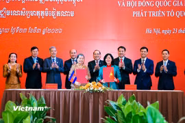 Bà Bùi Thị Minh Hoài - Ủy viên Bộ Chính trị, Bí thư Trung ương Đảng, Chủ tịch Trung ương Mặt trận Tổ quốc Việt Nam và bà Men Sam An - Phó Chủ tịch Đảng Nhân dân Campuchia, Chủ tịch Hội đồng Quốc gia Mặt trận Đoàn kết Phát triển Tổ quốc Campuchia, Chủ tịch Hội Hữu nghị Campuchia - Việt Nam ký kết thỏa thuận hợp tác. (Ảnh: Hoài Nam/Vietnam+)