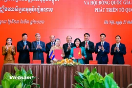  Bà Bùi Thị Minh Hoài - Ủy viên Bộ Chính trị, Bí thư Trung ương Đảng, Chủ tịch Trung ương Mặt trận Tổ quốc Việt Nam và bà Men Sam An - Phó Chủ tịch Đảng Nhân dân Campuchia, Chủ tịch Hội đồng Quốc gia Mặt trận Đoàn kết Phát triển Tổ quốc Campuchia, Chủ tịch Hội Hữu nghị Campuchia - Việt Nam ký kết thỏa thuận hợp tác. (Ảnh: Hoài Nam/Vietnam+)