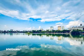 Hồ Gươm là trái tim của Hà Nội - một lẵng hoa đẹp giữa mùa Thu
