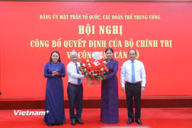 Bà Hà Thị Nga (giữa), Ủy viên Trung ương Đảng, Bí thư tỉnh ủy, Trưởng Đoàn đại biểu Quốc hội khóa XV tỉnh Tuyên Quang được chỉ định tham gia Ban Chấp hành, Ban Thường vụ Đảng ủy Mặt trận Tổ quốc, các đoàn thể Trung ương nhiệm kỳ 2020-2025 kể từ ngày 1/7/2025. (Ảnh: Hoài Nam/Vietnam+)