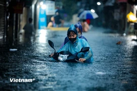 Cận cảnh người Hà Nội chật vật 'bơi' trên phố trong cơn mưa lớn kéo dài chiều nay, 30/9