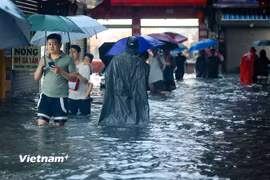 Một tuyến phố của Hà Nội bị ngập sâu sau cơn mưa lớn. (Ảnh: Hoài Nam/Vietnam+)